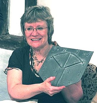Laraine with lead Alabaster coat of arms